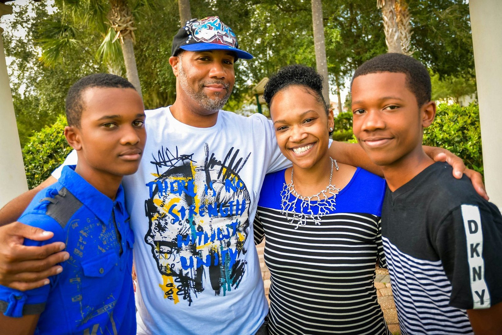 Trois jeunes Afro-Canadiens souriants dans un parc