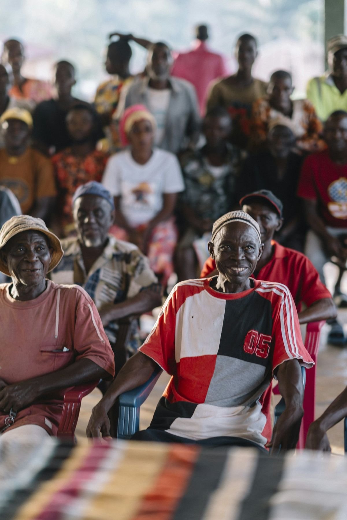 Aînés d'un village réunis et souriants