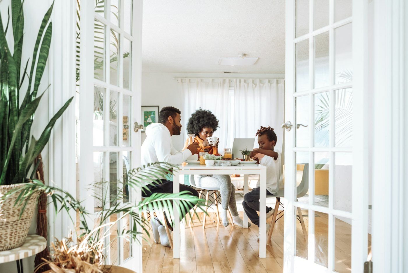 Famille réunie autour d'une table