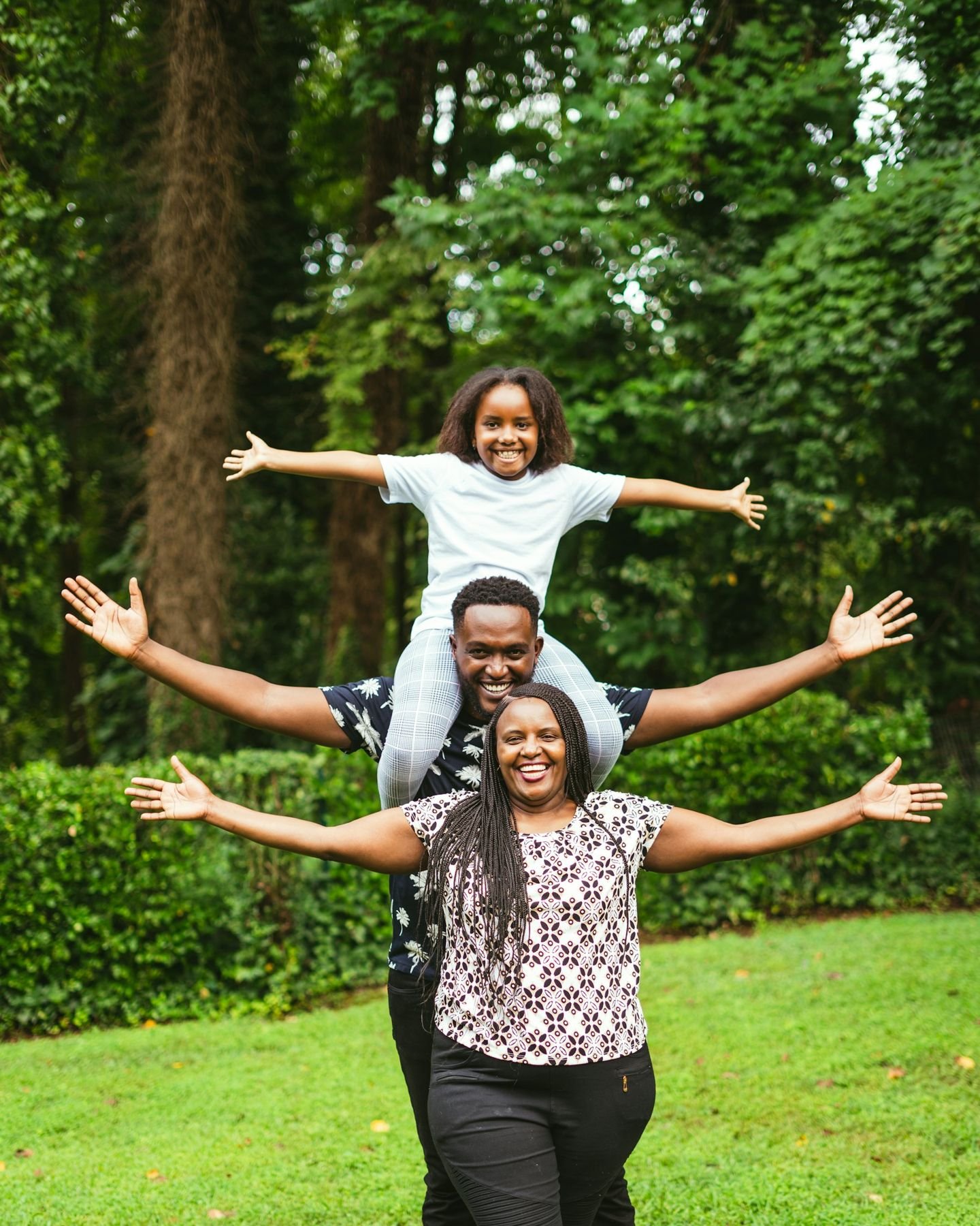 Une famille souriante réunie dans un jardin