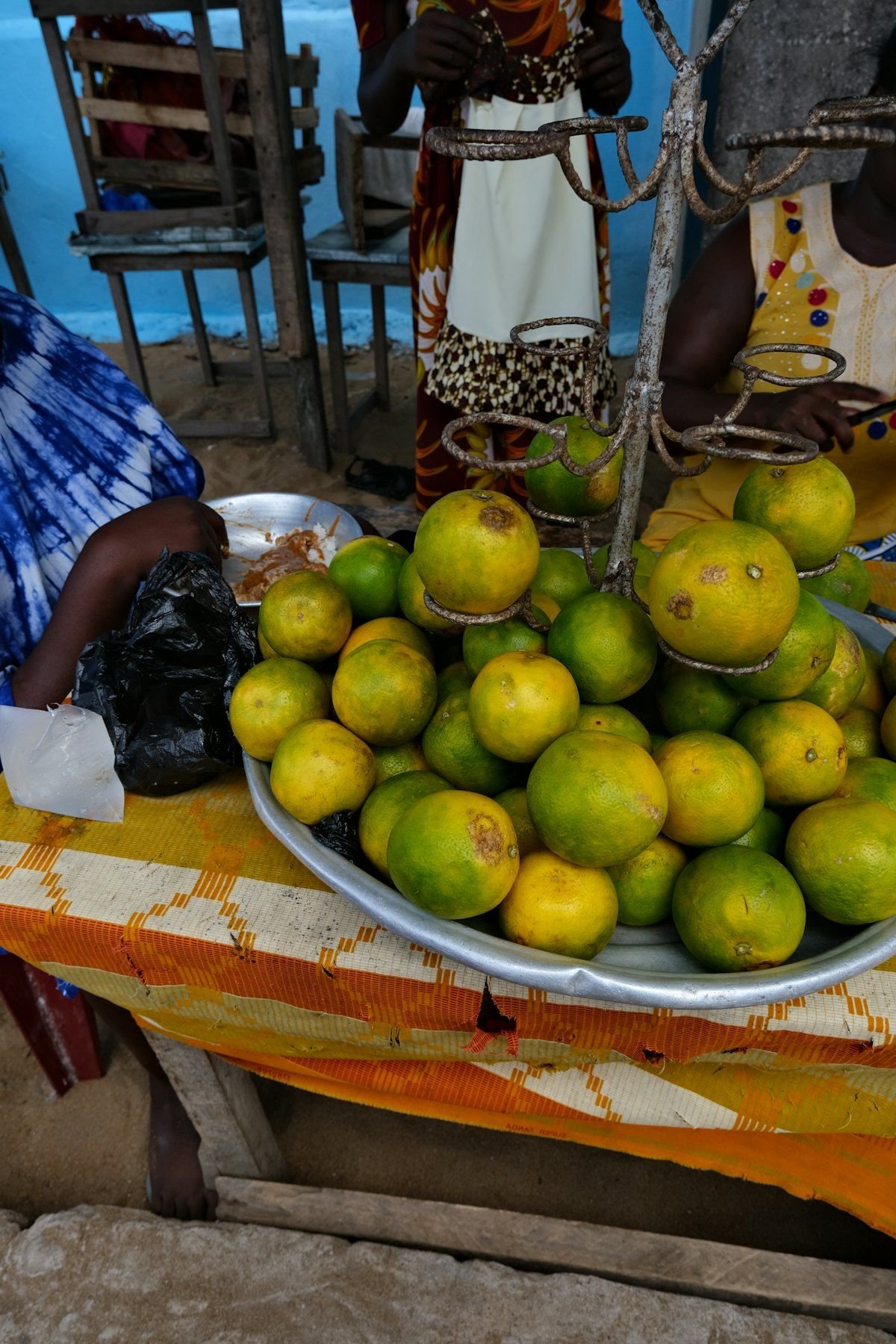 Étal de fruits frais dans un marché local