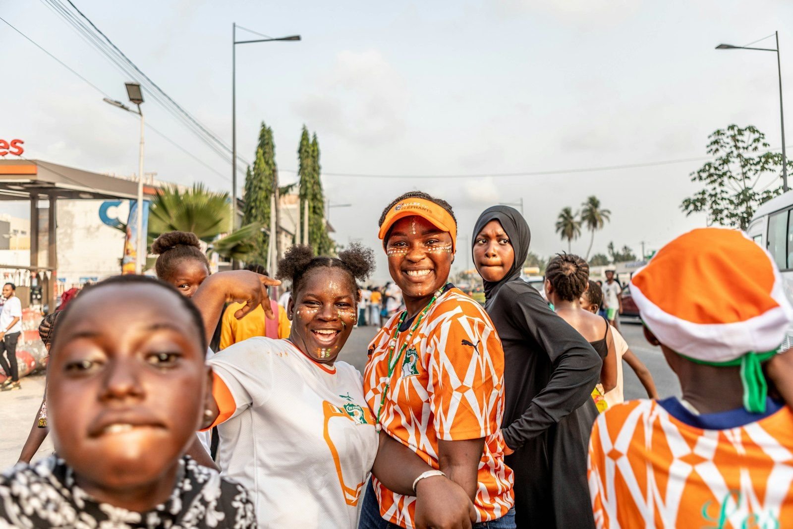 Jeunes Ivoiriens souriants dans la rue