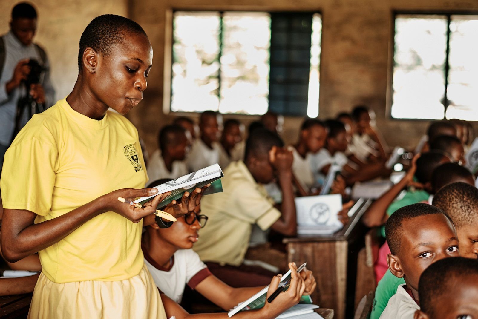 Une animatrice entourée d'enfants attentifs
